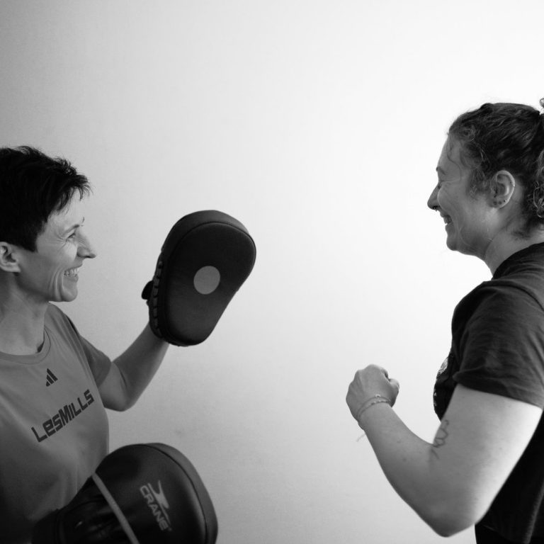 Life Coach und Personal Trainerin aus Fürth begleitet eine Klientin beim Auspowern in ihrer Praxis – ganzheitliches Coaching für Frauen